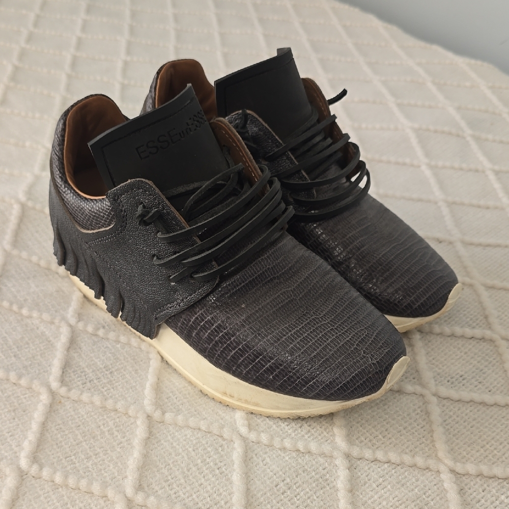 Esseutesse Suede Fringe Sneaker